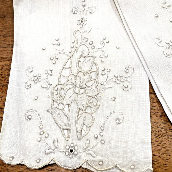 Vintage BC Linens Beautiful Cutwork Guest Towels Set of 2 White Cotton Floral - Picture 2 of 11